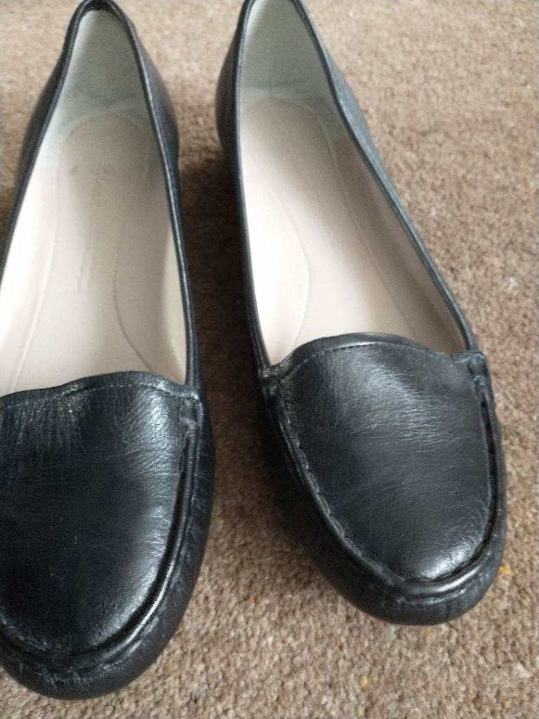 LEATHER FLAT SHOES. SIZE 6. CLARKS. BLACK. NEW, UNWORN.