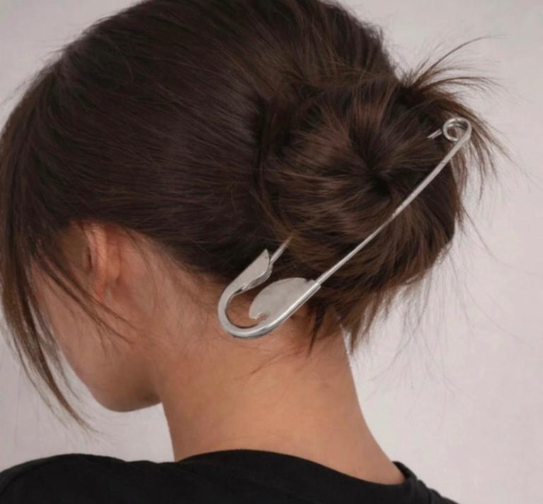 Unique Safety pin hair accessory with 2 gorgeous earings unique & trending.