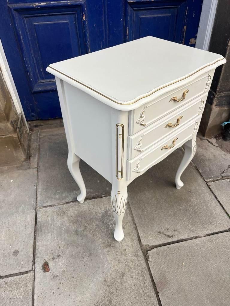Vintage 5 Drawer Bedroom Chest , French shabby chic style . Good condition