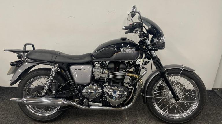 TRIUMPH BONNEVILLE T100 ** LOTS OF EXTRAS - CENTRE STAND - TAIL TIDY ** 