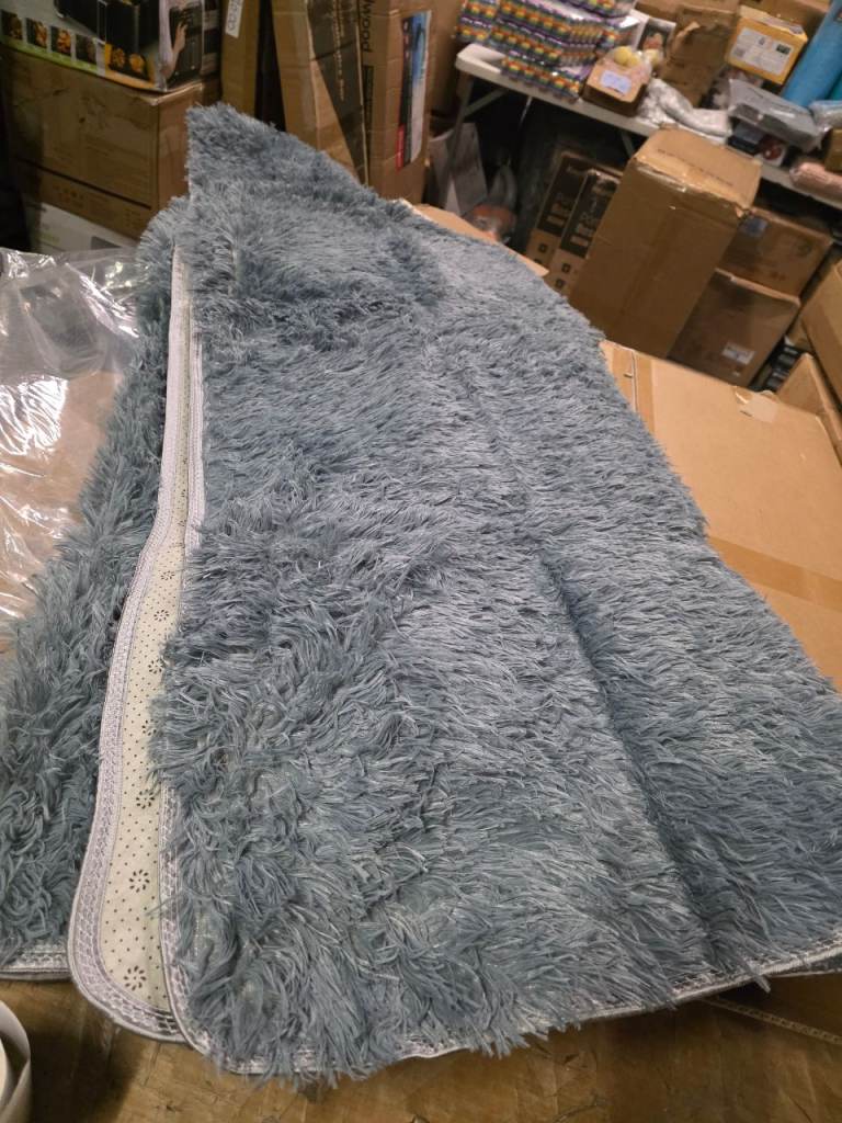 image for A new still packed large grey fluffy rug the measurements are 160cms 