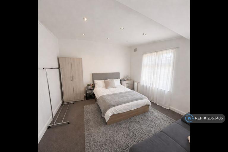 1 bedroom in Uxbridge Road, London, W12 (#2863436)