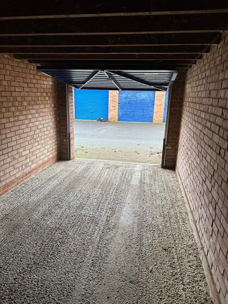 LARGE GARAGE TO RENT - NORTHOLT NEAR A40 IN QUIET AREA £125 P/M BY S/O OR £1,200 UP-FRONT FOR 1-YEAR