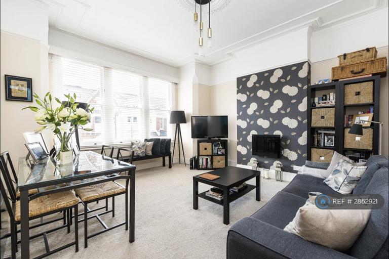1 bedroom flat in Narbonne Avenue, London, SW4 (1 bed) (#2862921)