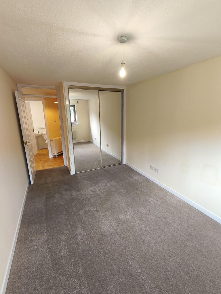 Modern Spacious 1-Bed Ground-Floor Flat | Paisley (view today!)