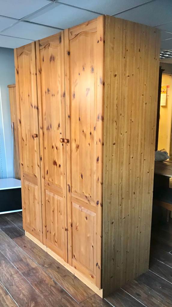 Pine 3 door wardrobe good conditions