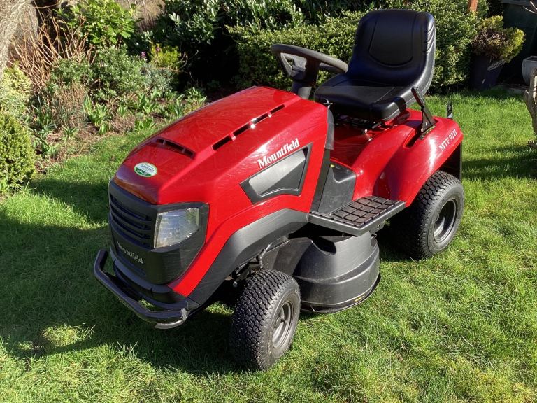 Mountfield MTF92H ride on mower with mulcher plug, tow bar and small trailer.