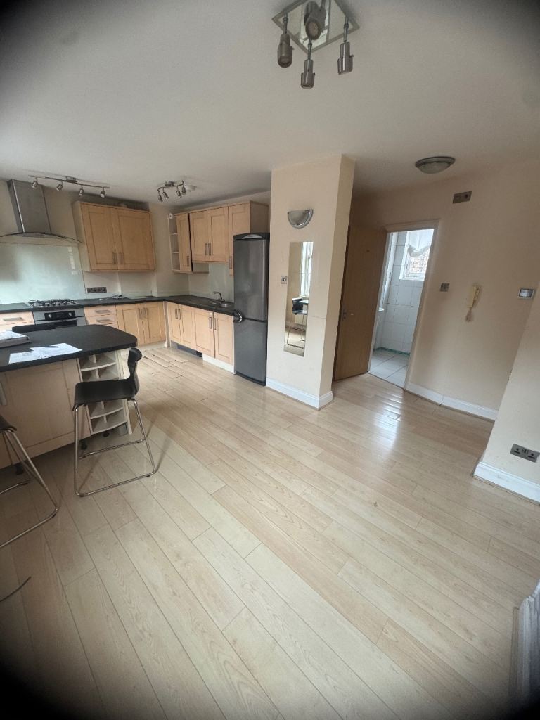 Flat two bed to let in SW18