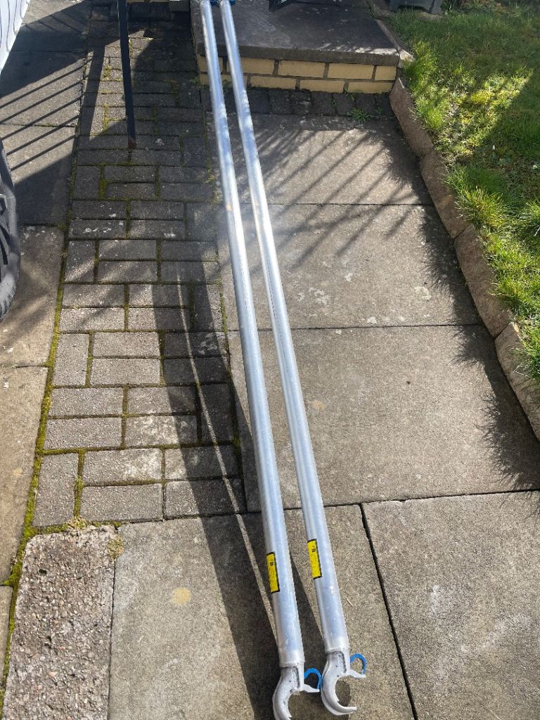 Scaffold tower braces 