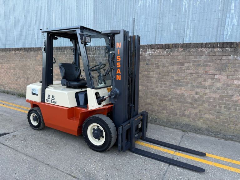 Nissan 2.5t diesel forklift, container spec triple mast, sideshift 