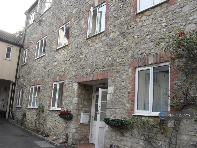 1 bedroom flat in Combe Street, Chard, TA20 (1 bed) (#2761419)