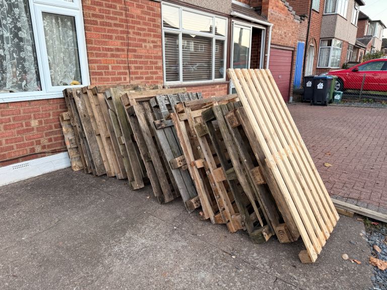 Free wooden pallets 