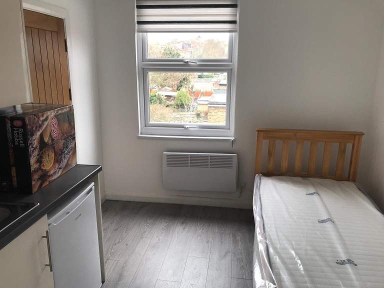 Self Contained Studio Flat To Let