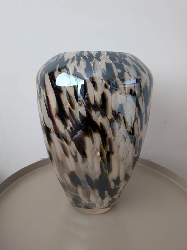 Black/light brown patterned glass vase