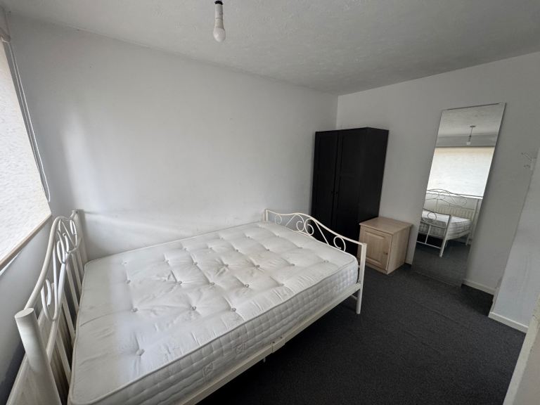Double bedroom available 
