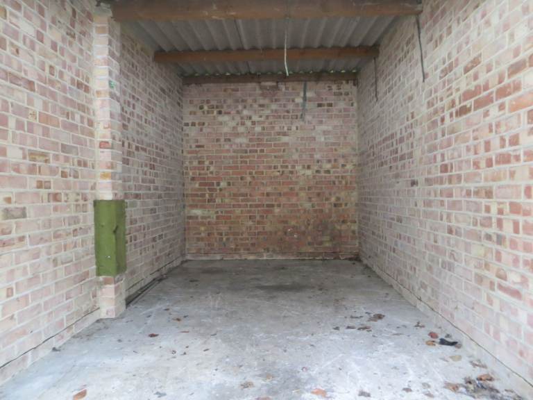 CR8: Lock up Garage/Storage ~ To Rent in Old lodge lane ~ Purley ~ Central location!