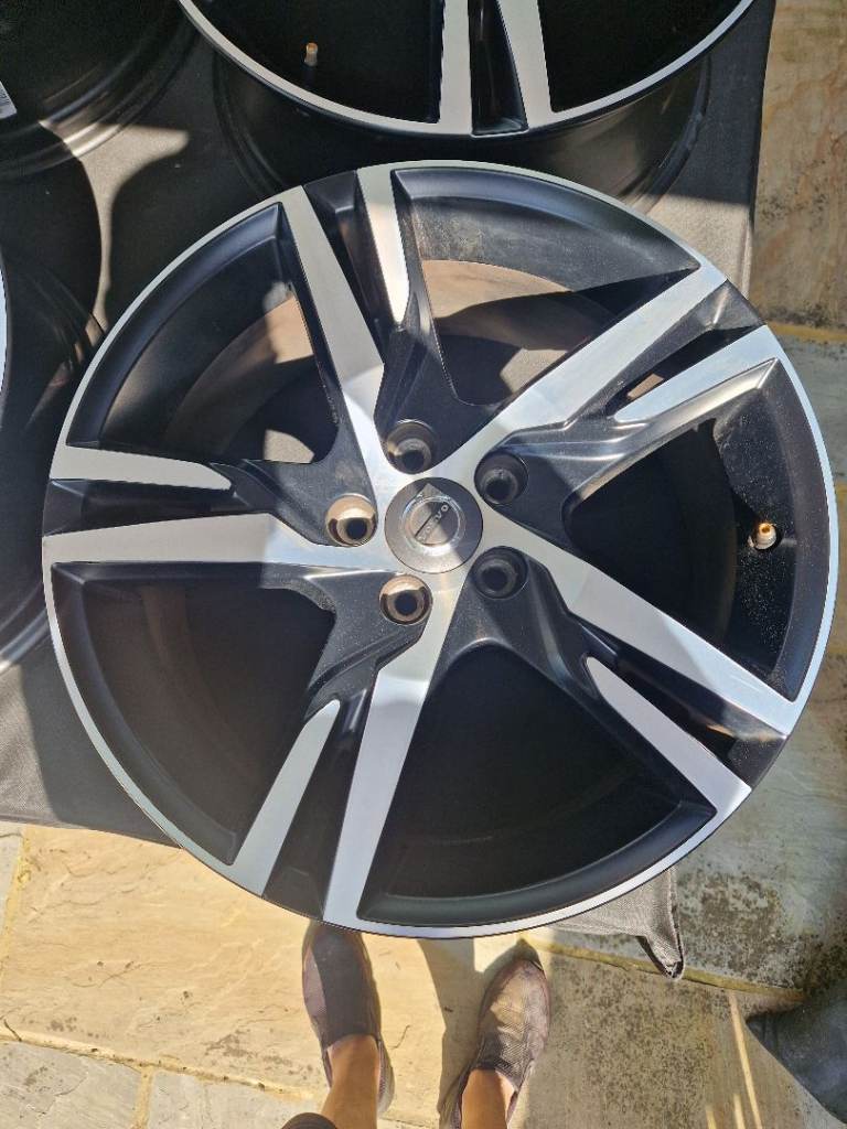 Volvo XC40 18" Diamond cut wheels