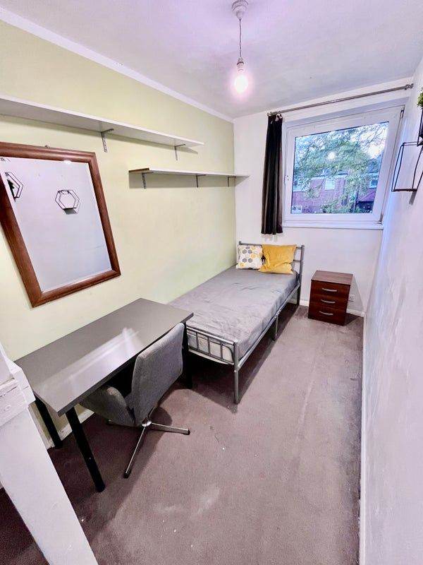 💙 Single Room Available easy access to transport, shops,.📞 Ready to move in ASAP