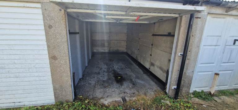 Garage to let, easy access from Cedar Ave, Worthing. Dry and clean.