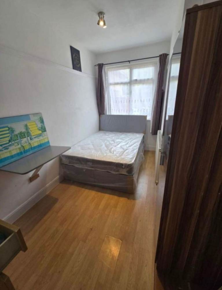  Double room To rent. in Hayes! Shared house Newly painted & decorated. Hayes