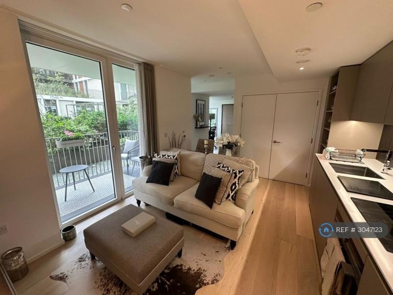 1 bedroom flat in York Place, London, SW11 (1 bed) (#3047123)