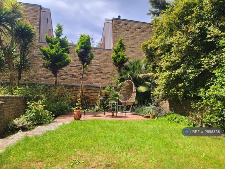 2 bedroom flat in Cambridge Grove, London, W6 (2 bed) (#2658838)