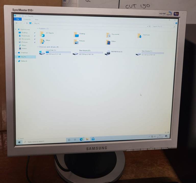 DESKTOP PC WITH MONITOR, KEYBOARD AND MOUSE
