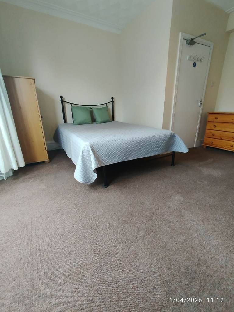 LARGE BRIGHT DOUBLE ROOM CLOSE TO YEOVIL TOWN & HOSPITAL