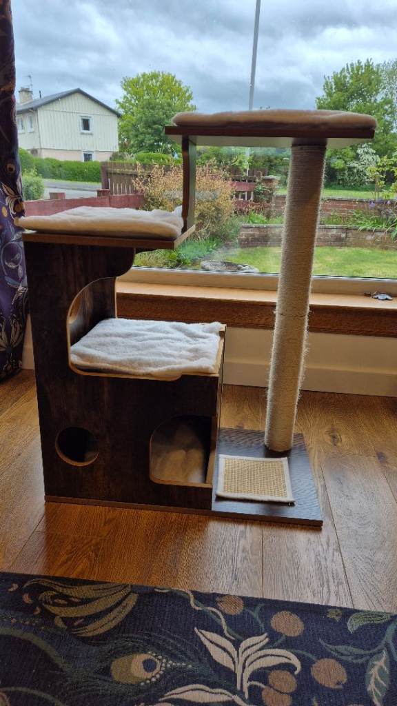 Cat tower and scratch post very good condition