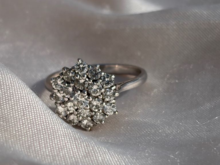 18ct white gold vintage 1.24 ct diamond daisy ring size O