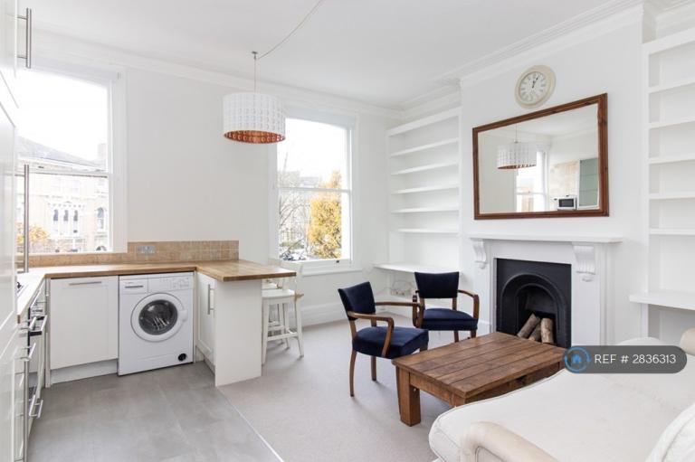 2 bedroom flat in Burlington Gardens, London, W3 (2 bed) (#2836313)