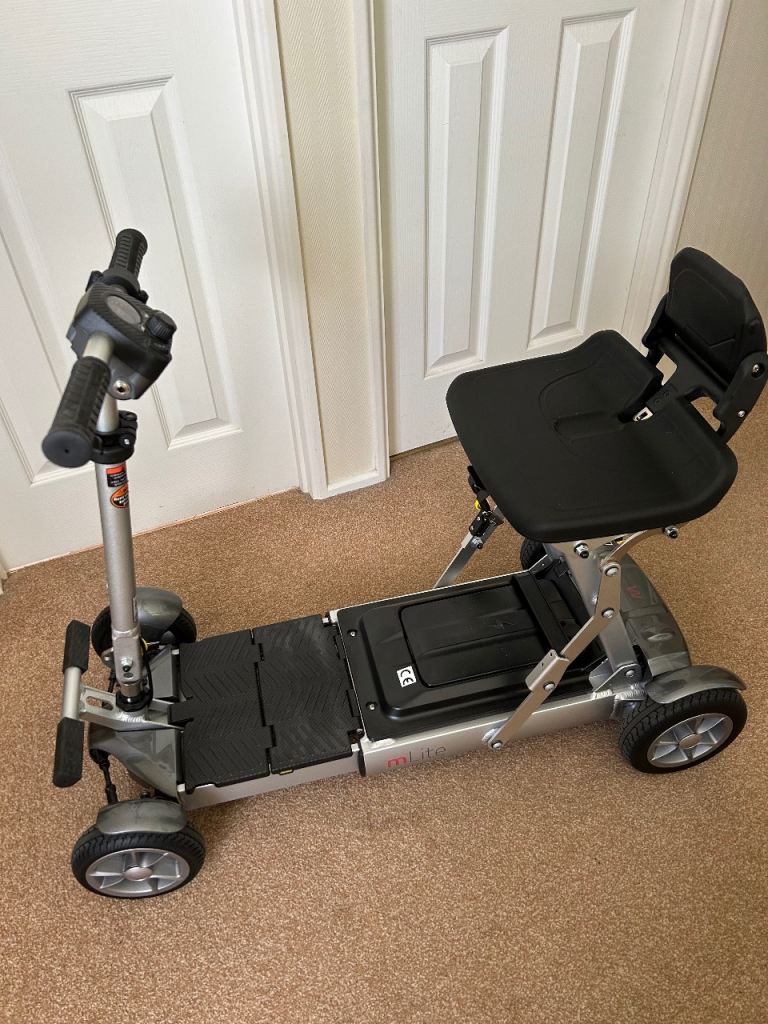 Folding mobility scooter 