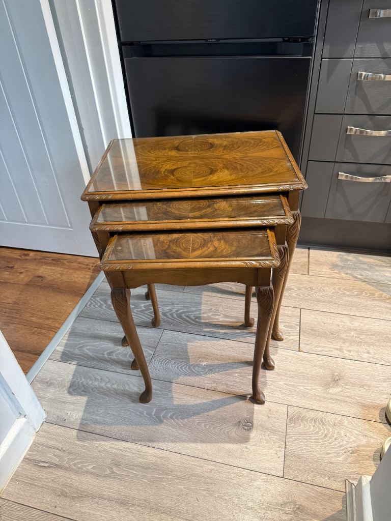 Nesting side / coffee tables