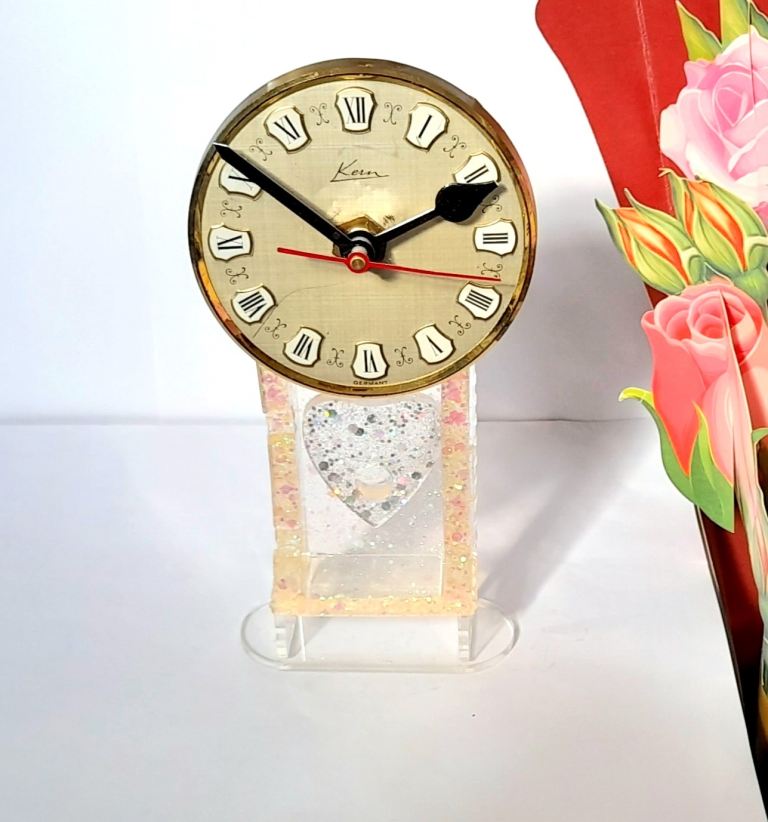 100 % UNIQUE RE-CRAFTED KERN MANTEL CLOCK 17 x 8 cm Gold colour dial - sparkly base NEW MOTOR 