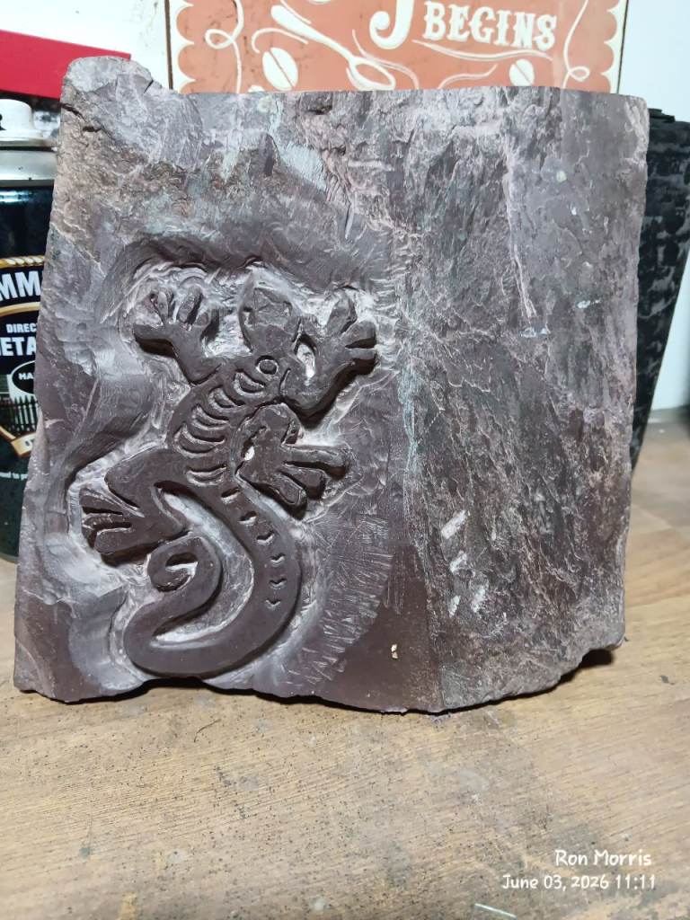Slate carving of a gecko 
