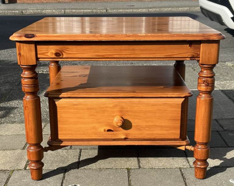 A SMALL QUALITY SOLID PINE COFFEE TABLE