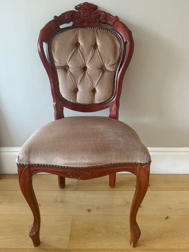 Reprod Antique Button Back Carved French Louis Chair 