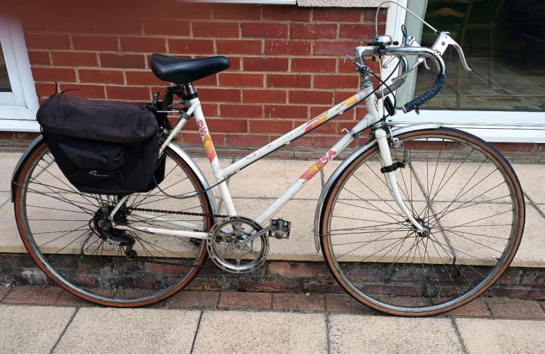 LADIES VINTAGE BSA BIKE 18in frame. WORKING ORDER BUT READ DESCRIPTION.