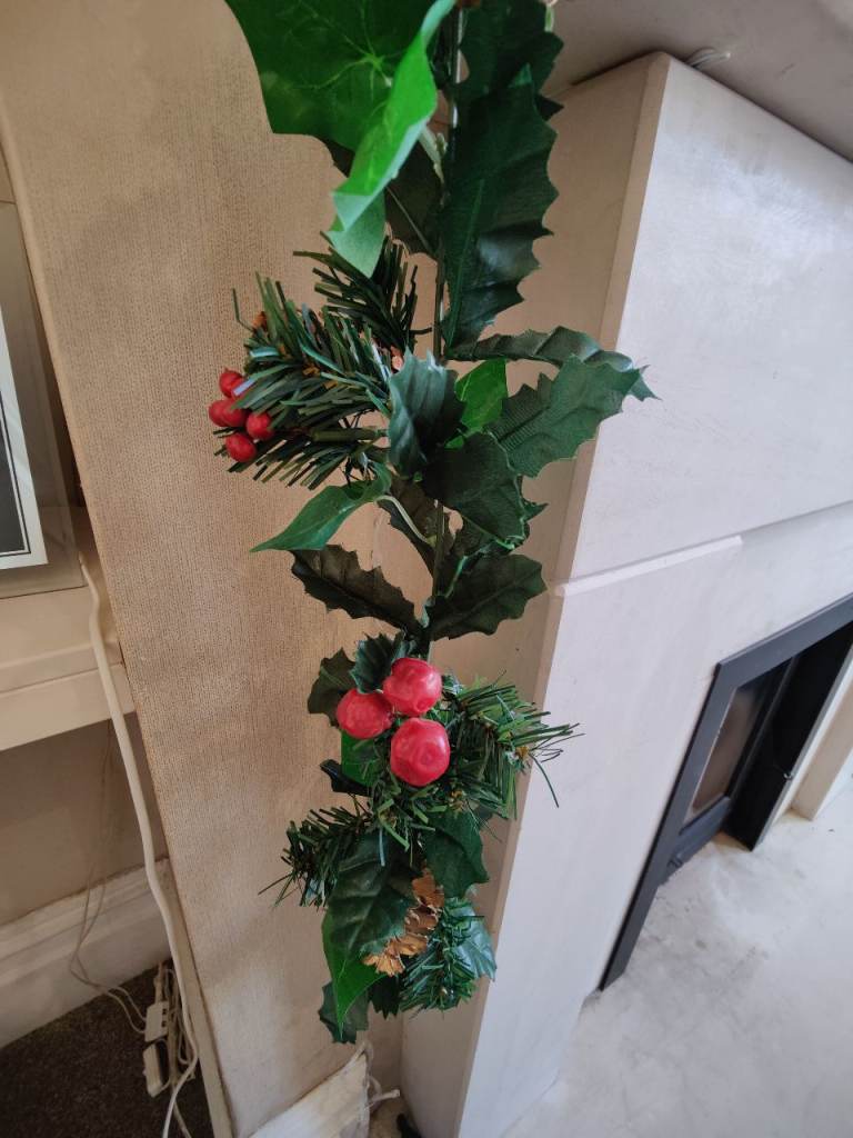 Long 2.4m Christmas Garland With Pine Cones & Red Berries 