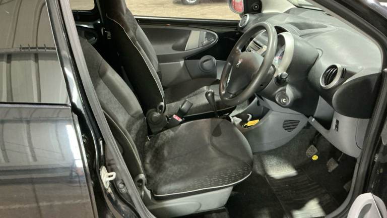 Peugeot, 107, Hatchback, 2011, Manual, 998 (cc), 5 doors