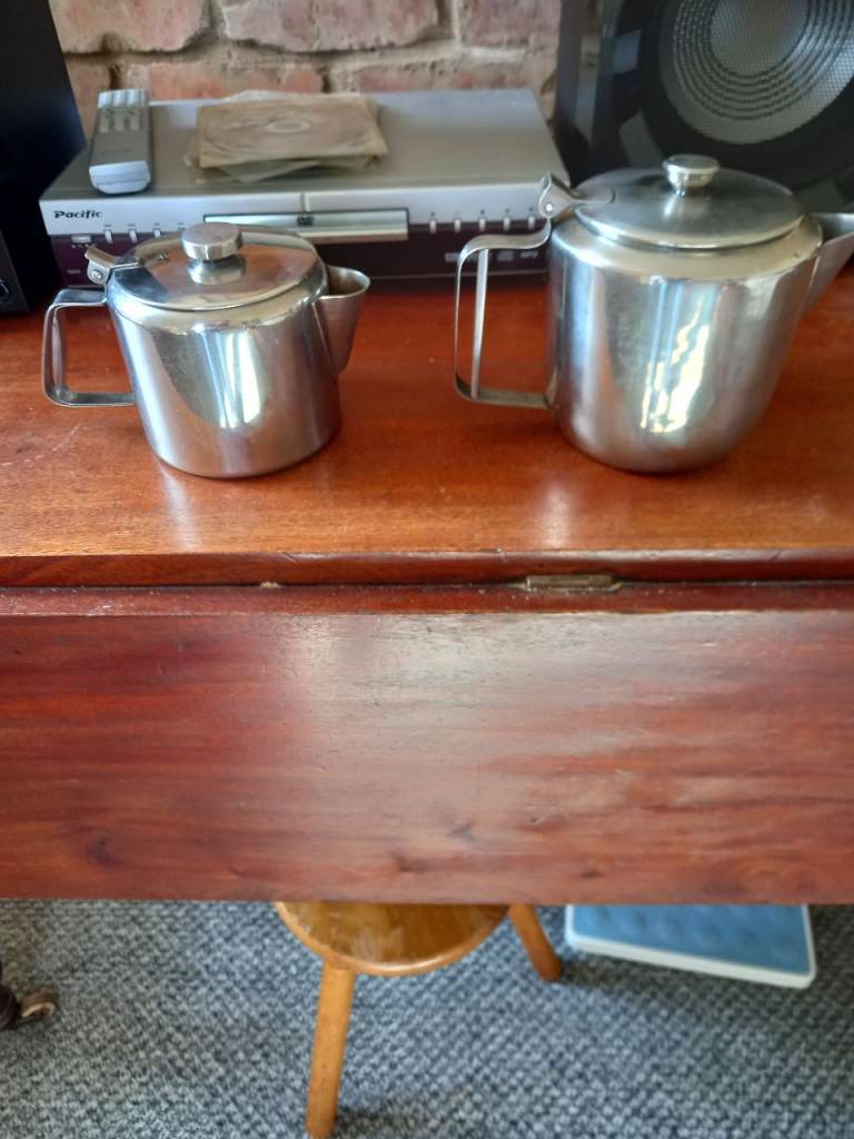 2 tea/coffee pots stainless,hinged,modern,3 mugs and 5 mugs capacity