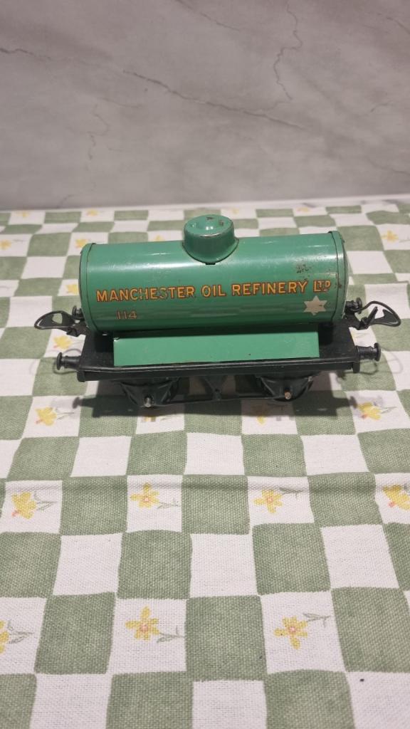 Hornby Manchester Oil Refinery Wagon 114 – Green, Good Condition