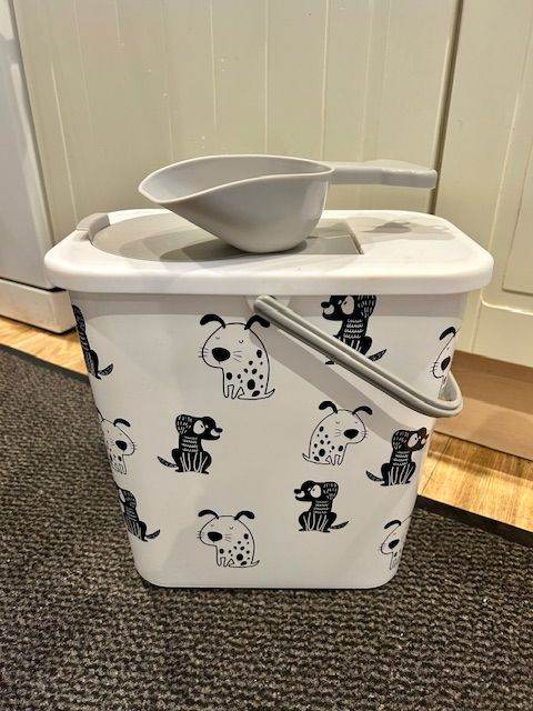 Pet Dry Food Container with Scoop Excellent condition