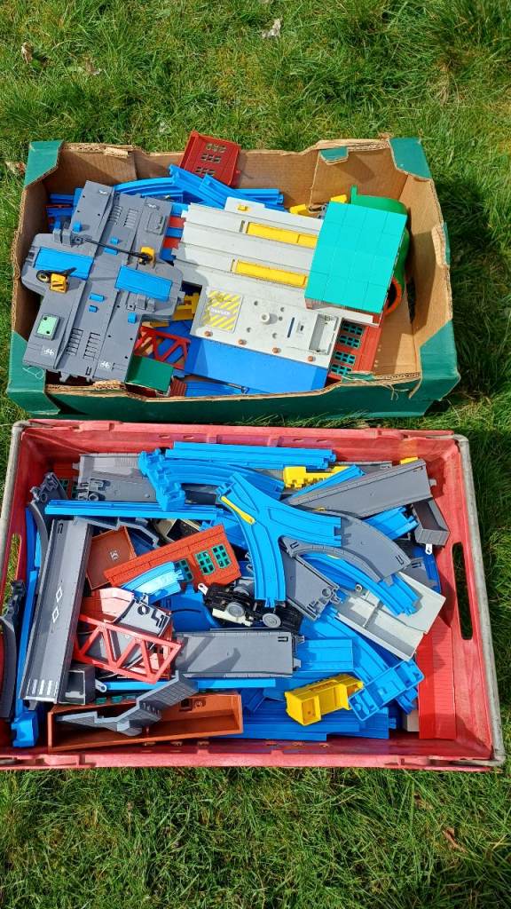 FANTASTIC BUNDLE JOB LOT PLASTIC TRACKS , BUILDINGS , WAGON