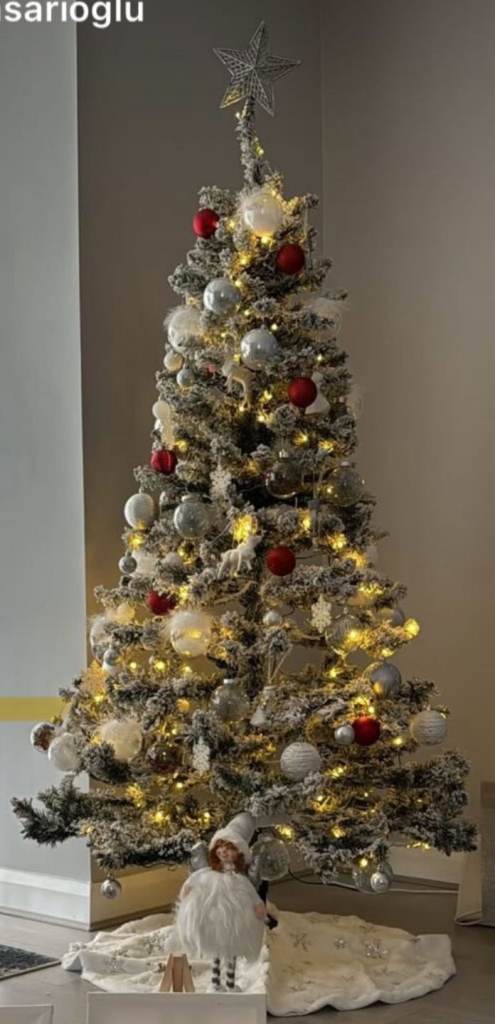 6ft pre-lit flocked tree with decorations