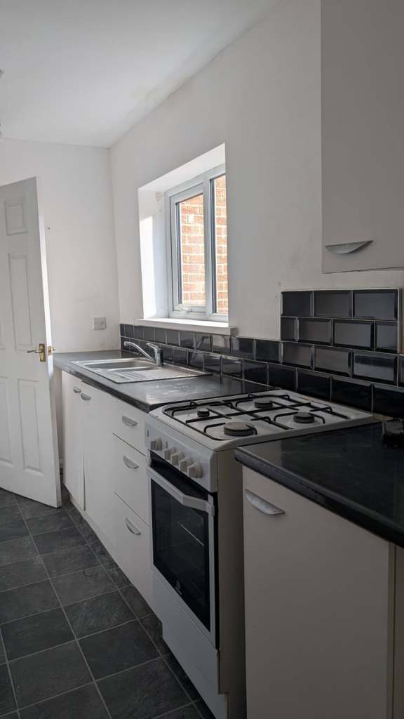Lovely 3 bedroom Upper Floor Flat is located on South Frederick Street NE33