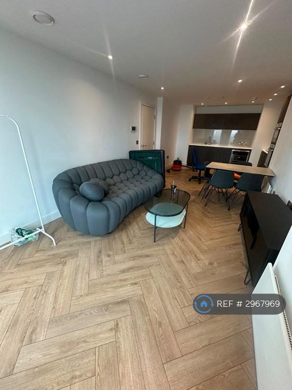 2 bedroom flat in Elizabeth Tower At Crown Street, Manchester, M15 (2 bed) (#2967969)
