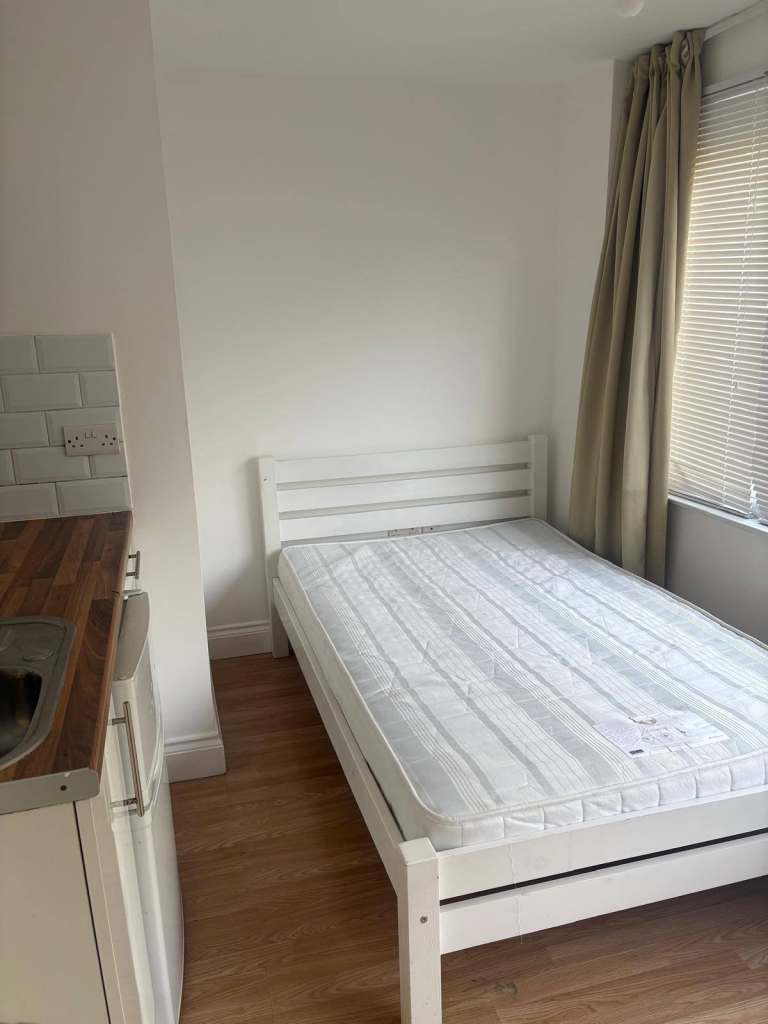 Room with own shower/ toilet to rent in Pomfret Ave Luton LU2 0JJ