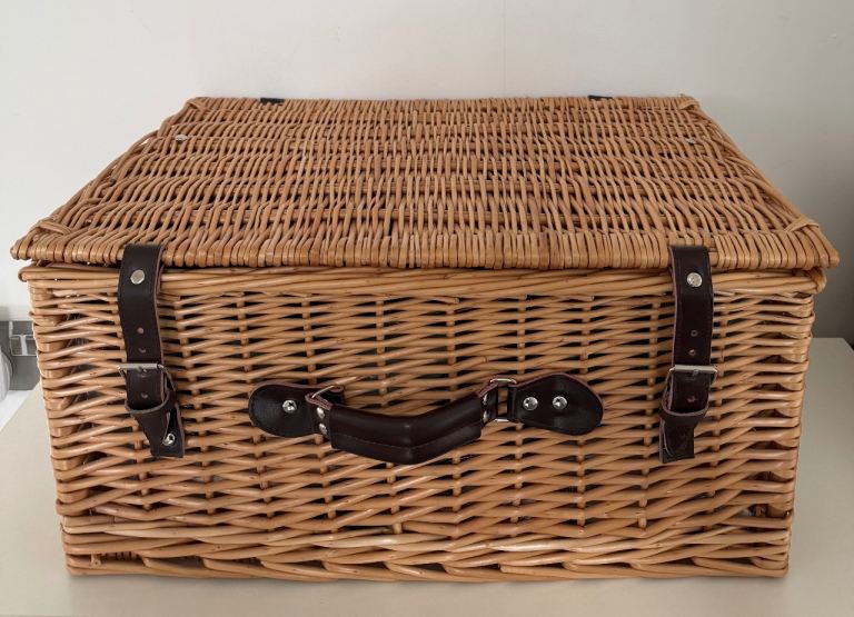 🎄Charming Wicker Picnic Basket - Perfect for Xmas Hampers or Festive Decor!🎁
