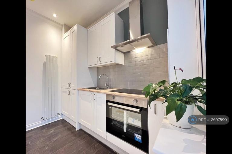 1 bedroom in Lower Green Gardens, Worcester Park, KT4 (#2697590)